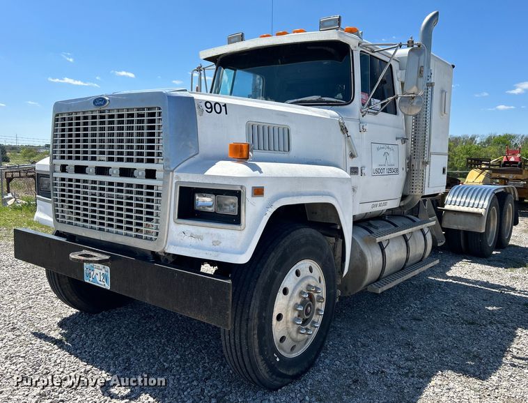 1987 Ford LT9000 semi truck - DO1084