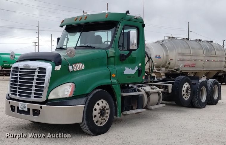 2016 Freightliner Cascadia semi truck - DQ6053