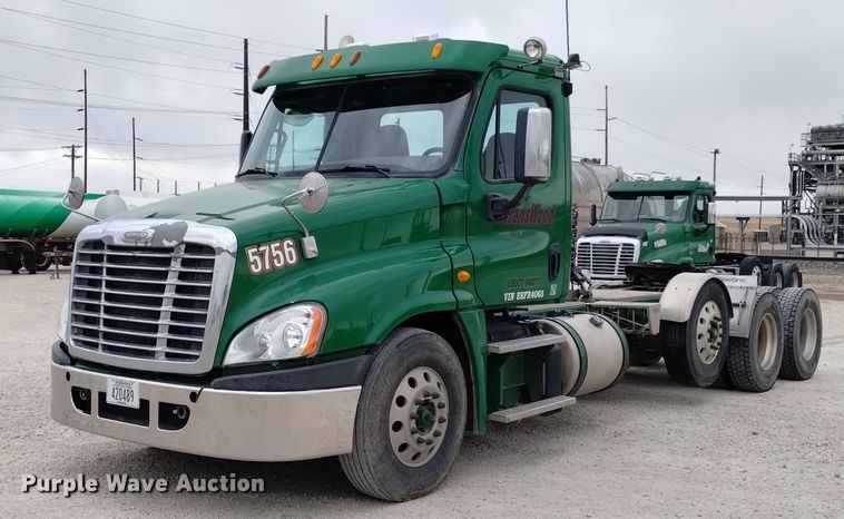 2014 Freightliner Cascadia semi truck - DQ6054
