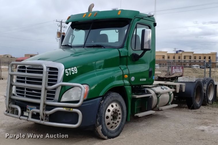 2014 Freightliner Cascadia semi truck - DQ6055