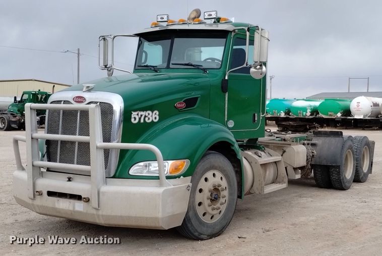 2009 Peterbilt 386 semi truck - DQ6056