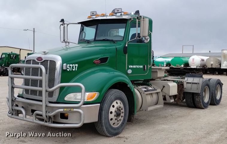 2009 Peterbilt  386 semi truck - DQ6057