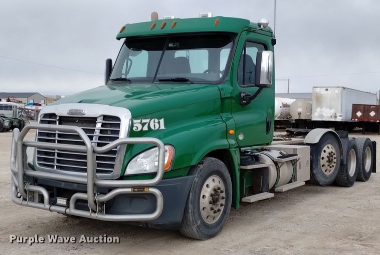 2015 Freightliner Cascadia semi truck - DQ6058