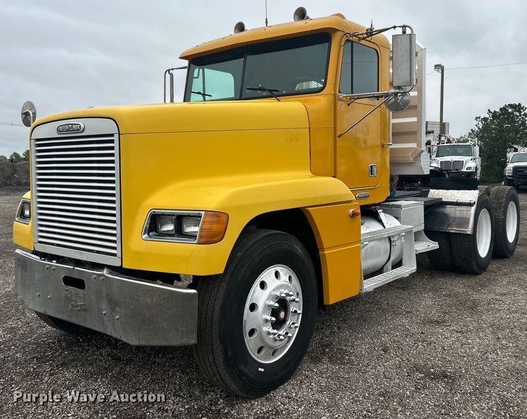 2001 Freightliner  FLD semi truck - EG1410
