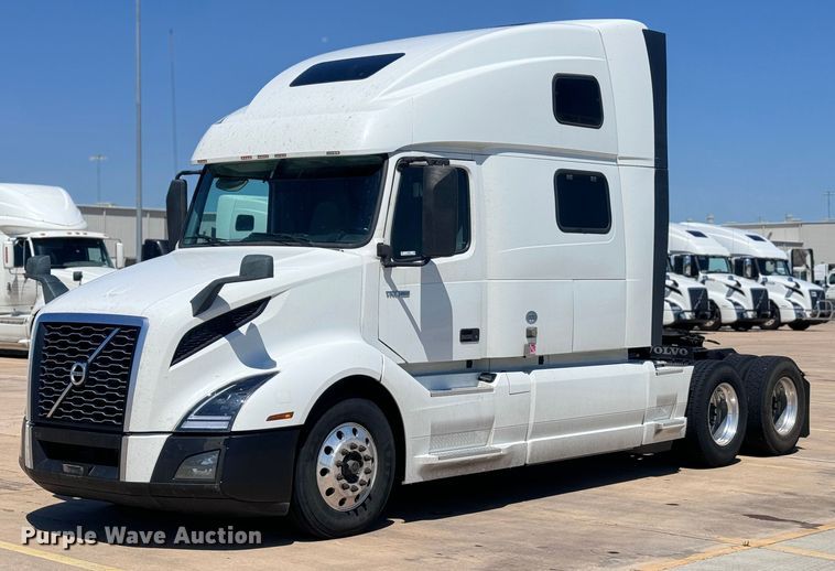 2020 Volvo VNL semi truck - EH3860