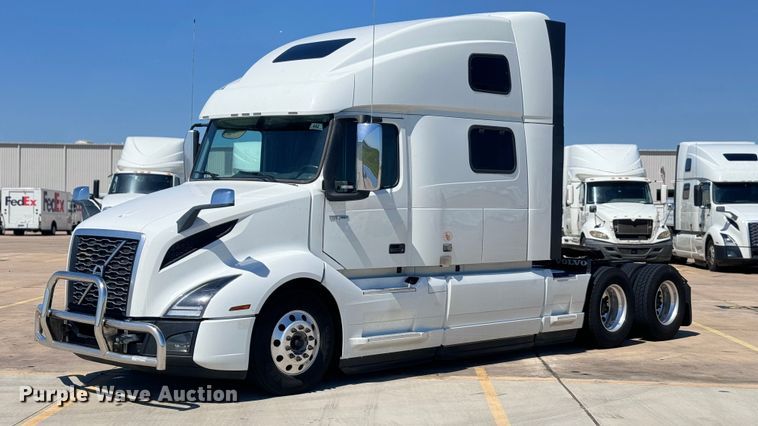 2021 Volvo VNL semi truck - EH3861