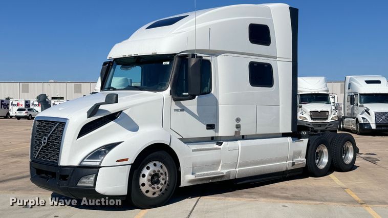 2021 Volvo VNL semi truck - EH3862