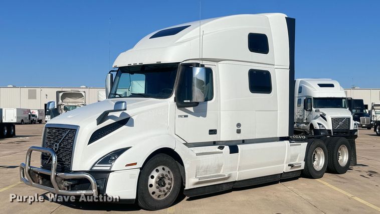 2021 Volvo VNL semi truck - EH3863