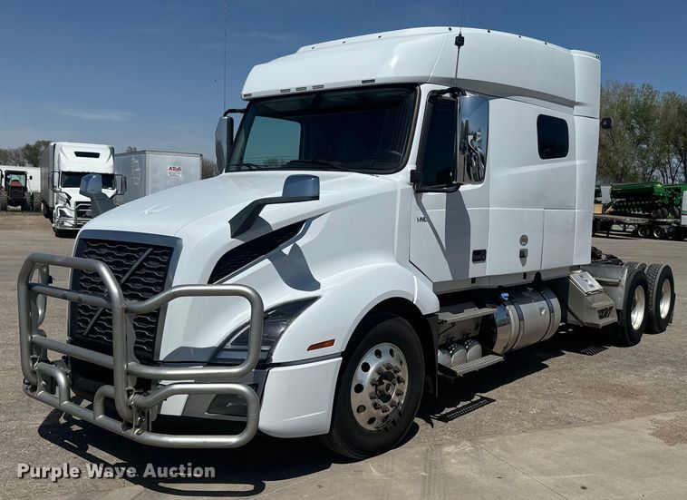2019 Volvo VNL semi truck - EH5475