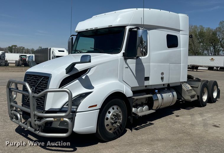 2019 Volvo VNL semi truck - EH5476