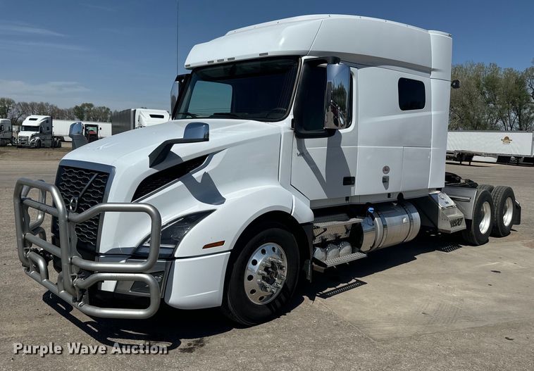 2020 Volvo VNL semi truck - EH5477