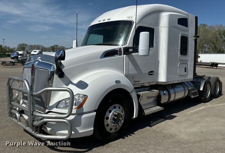 2019 Kenworth  T680 semi truck - EH5478