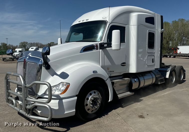 2019 Kenworth T680 semi truck - EH5479
