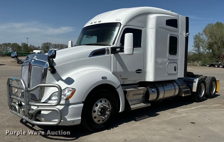 2019 Kenworth T680 semi truck - EH5480