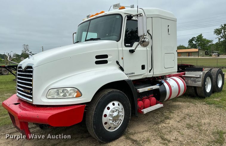 2013 Mack CXU613 semi truck - EJ0592