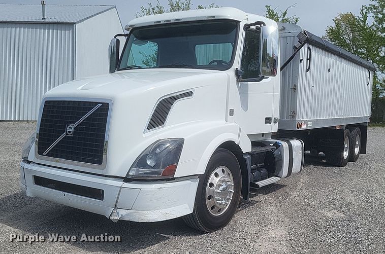 2013 Volvo VNL grain truck - EJ7947