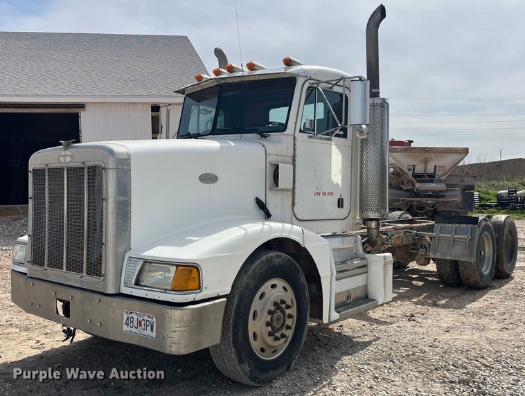 1995 Peterbilt 567 semi truck - LD9410