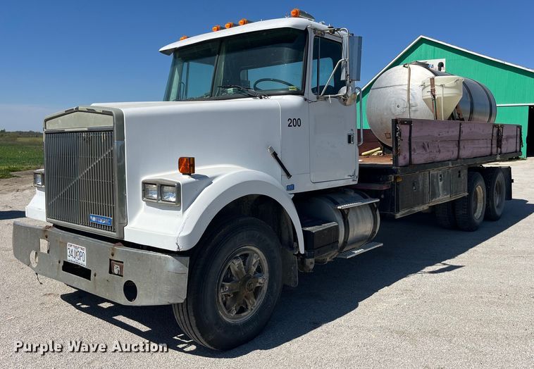 1988 White GMC WCM flatbed truck - LD9431