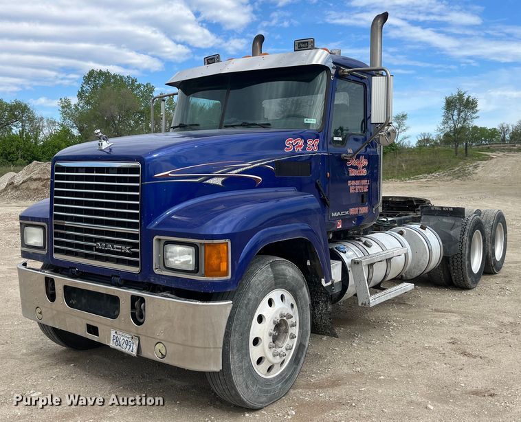 2013 Mack  CHU613 semi truck - LD9458