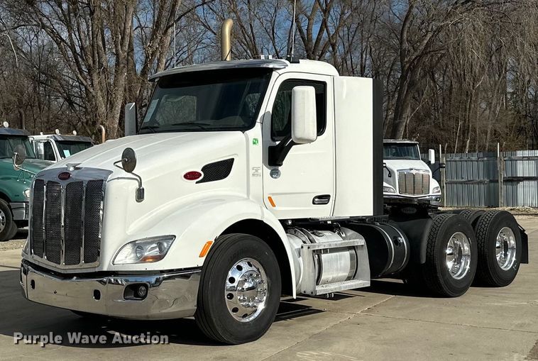 2016 Peterbilt  579 semi truck - LR9294