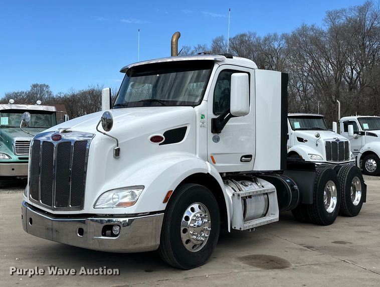 2016 Peterbilt  579 semi truck - LR9297