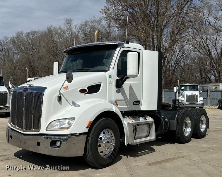 2016 Peterbilt  579 semi truck - LR9299