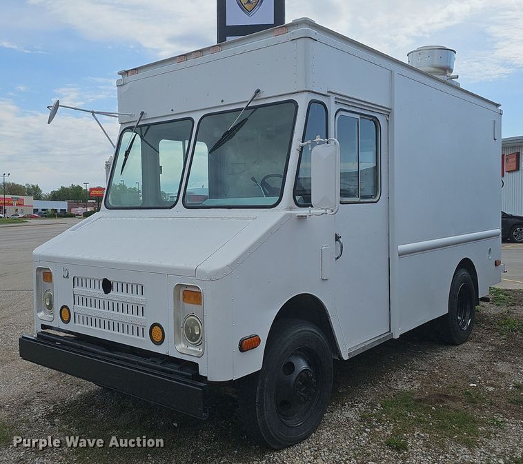 1988 Chevrolet  P30 food truck - DO4277