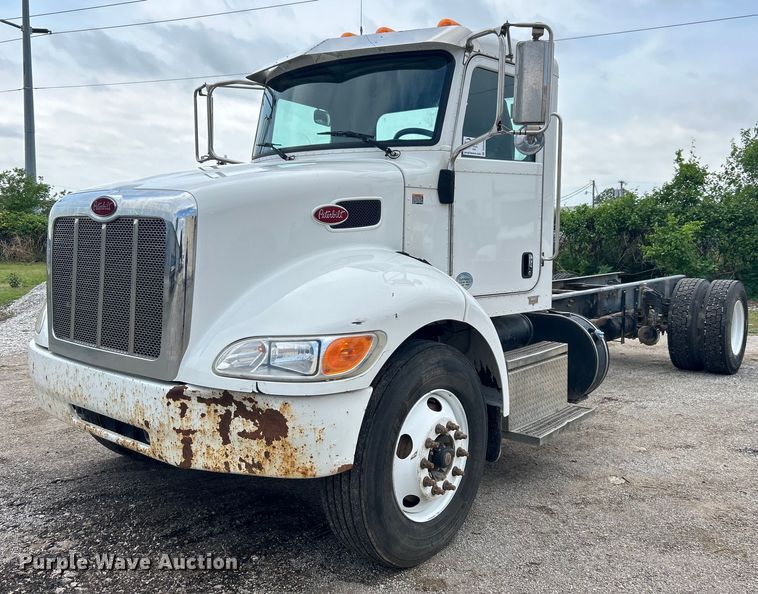 2018 Peterbilt 337 truck cab and chassis - DO6456