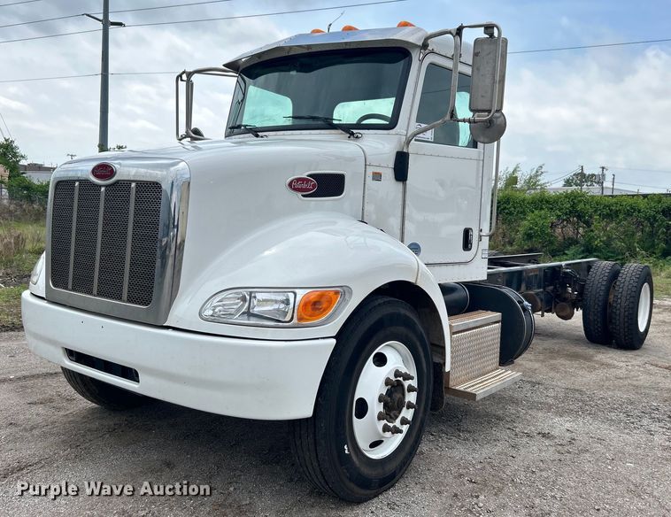 2018 Peterbilt  337 truck cab and chassis - DO6457