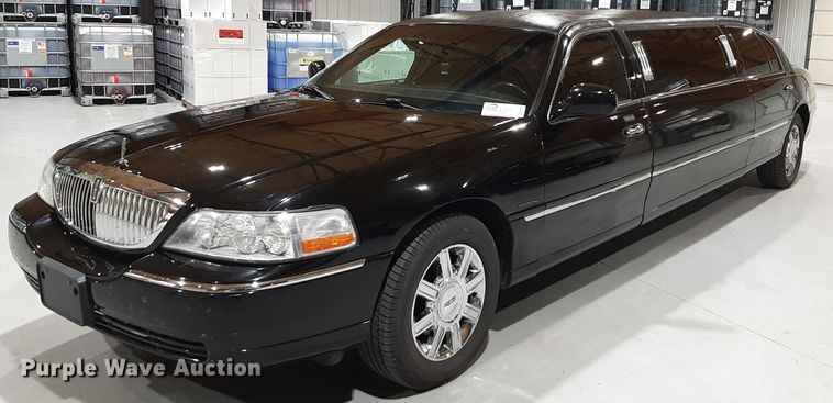 2011 Lincoln Town Car limousine - DQ7052
