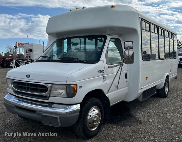 2001 Ford E450 shuttle bus - EG1443