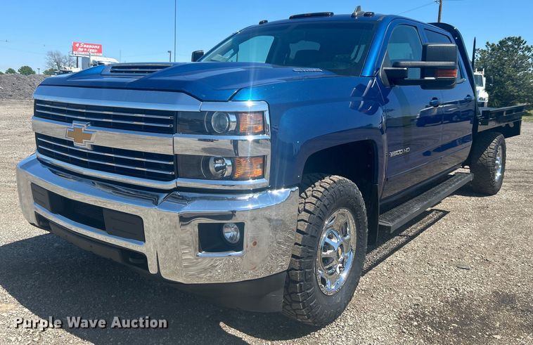 2017 Chevrolet  Silverado 2500HD Crew Cab flatbed pickup truck - EG1449