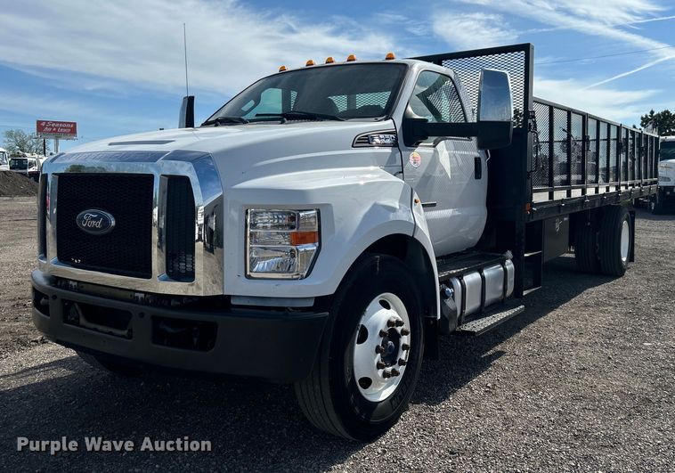2017 Ford F650 Super Duty flatbed truck - EG1475