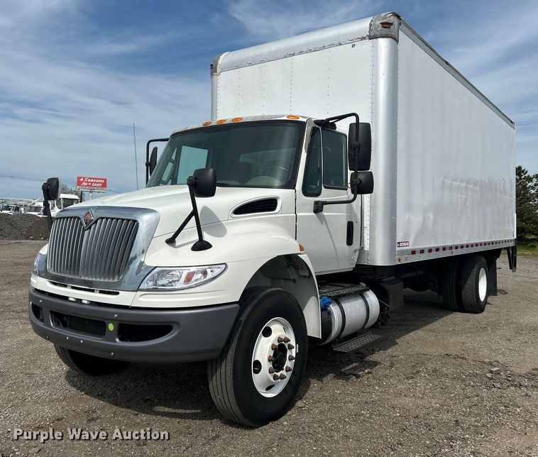 2015 International  4300 SBA box truck - EG1496