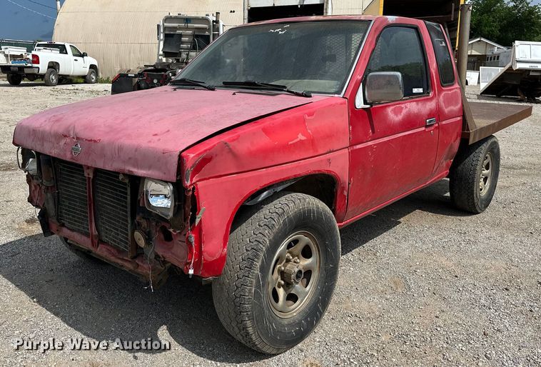 1992 Nissan KSLM-FBU flatbed pickup truck - NR9838