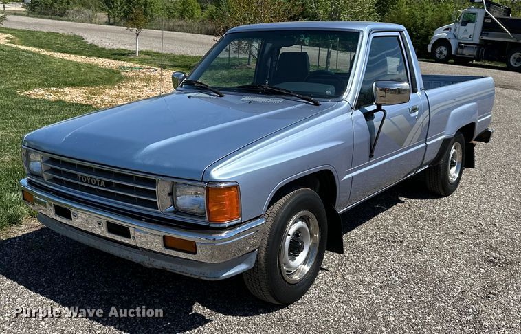 1988 Toyota pickup truck - NT9127