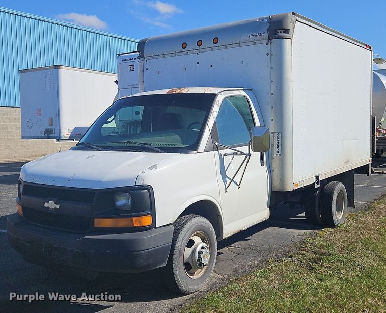 2004 Chevrolet  Express 3500 box truck - OK9851