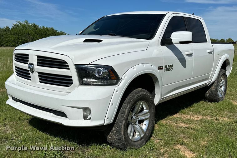 2016 Dodge Ram 1500 Crew Cab pickup truck - OM9499