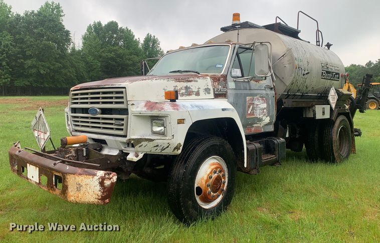 1992 Ford F700 oil distributor truck - DM7809