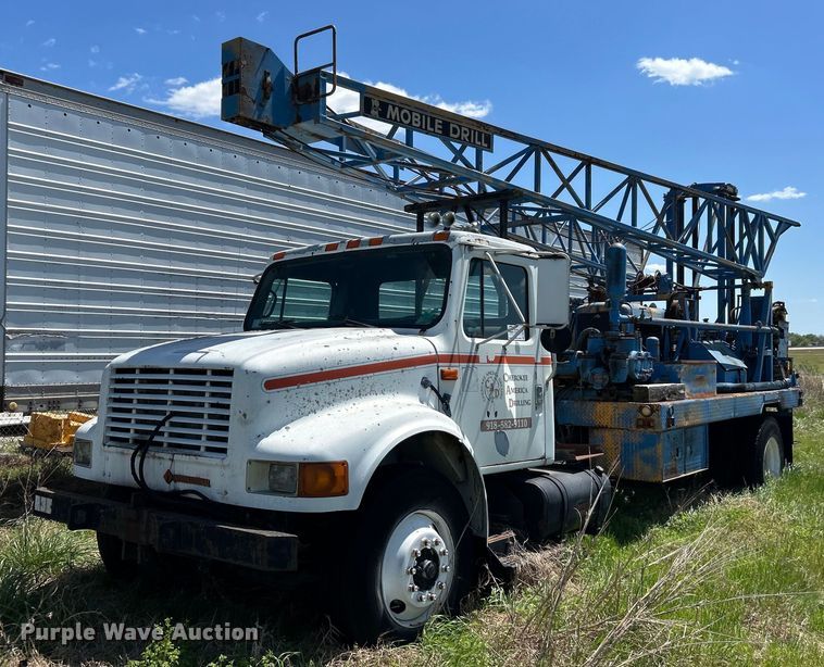 1992 International  4900 drilling rig truck - DO1085