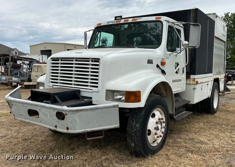 2001 International 4700 vacuum truck - DO1148