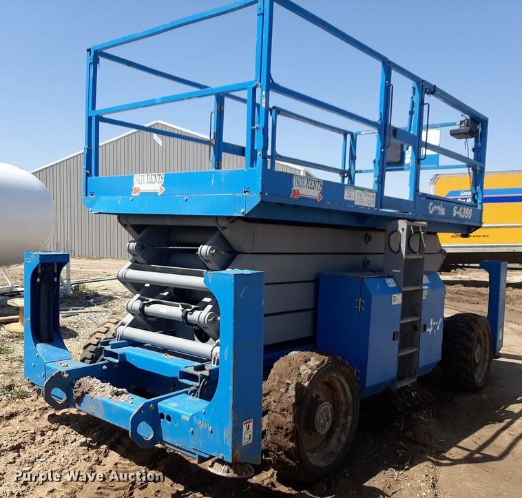 2013 Genie GS-4390 RT scissor lift - DQ7028