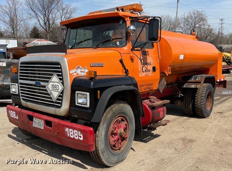 1997 Ford  L8000 fuel truck - DS5467