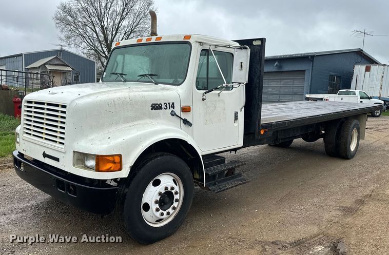 1995 International  4700 flatbed truck - EH5487