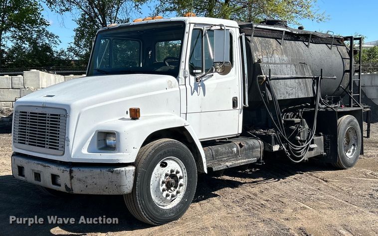 2002 Freightliner  FL70 asphalt sealcoating truck - EK4522