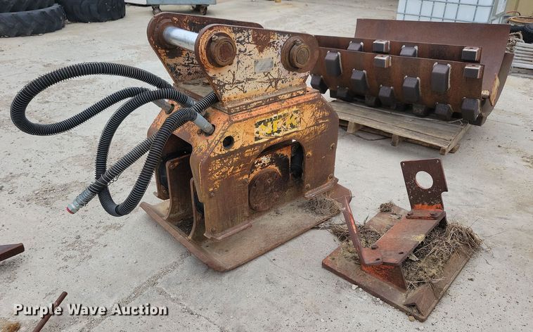 NPK excavator plate compactor - LC9997