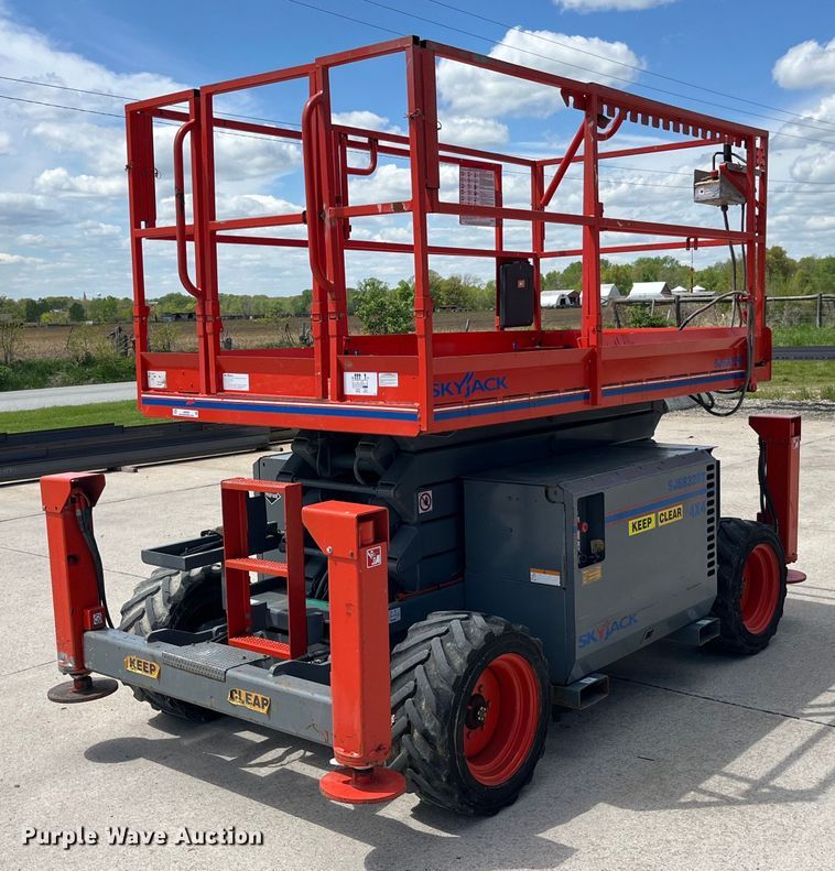 2012 SkyJack SJ 6832RT scissor lift - LD9483