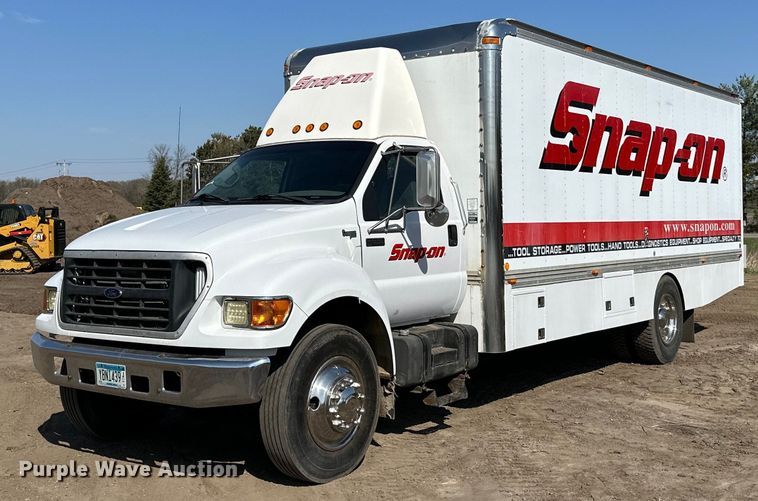 2001 Ford  F650 delivery truck - LR9320