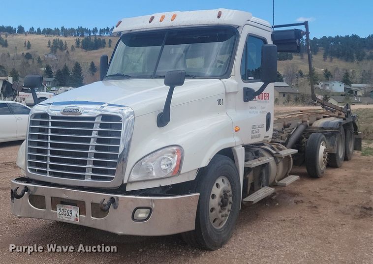 2012 Freightliner  Cascadia  roll-off container truck - NZ9762