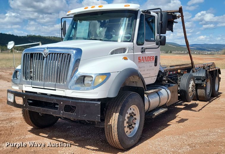 2005 International  7600 6x4 roll-off container truck - NZ9766